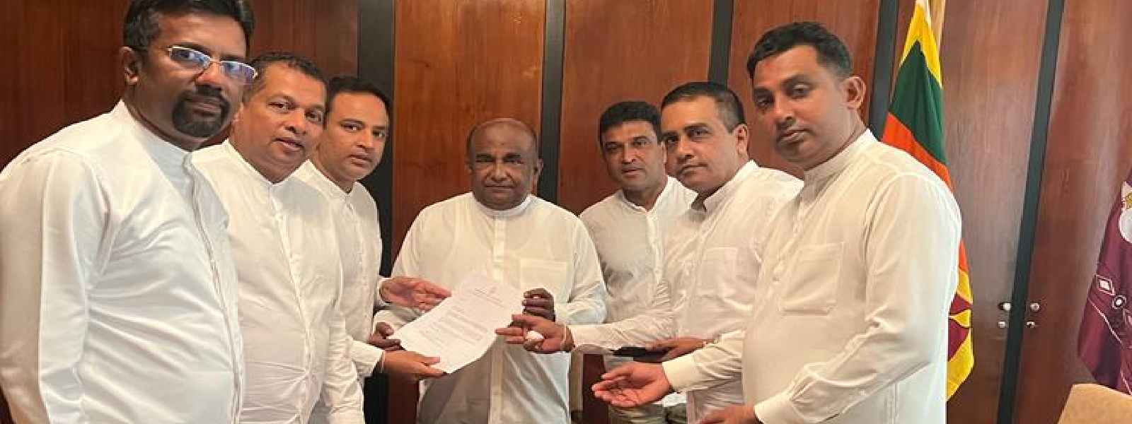 මන්ත්‍රීවරු 35 ක් අත්සන් කළ ලිපියක් කතානායකට